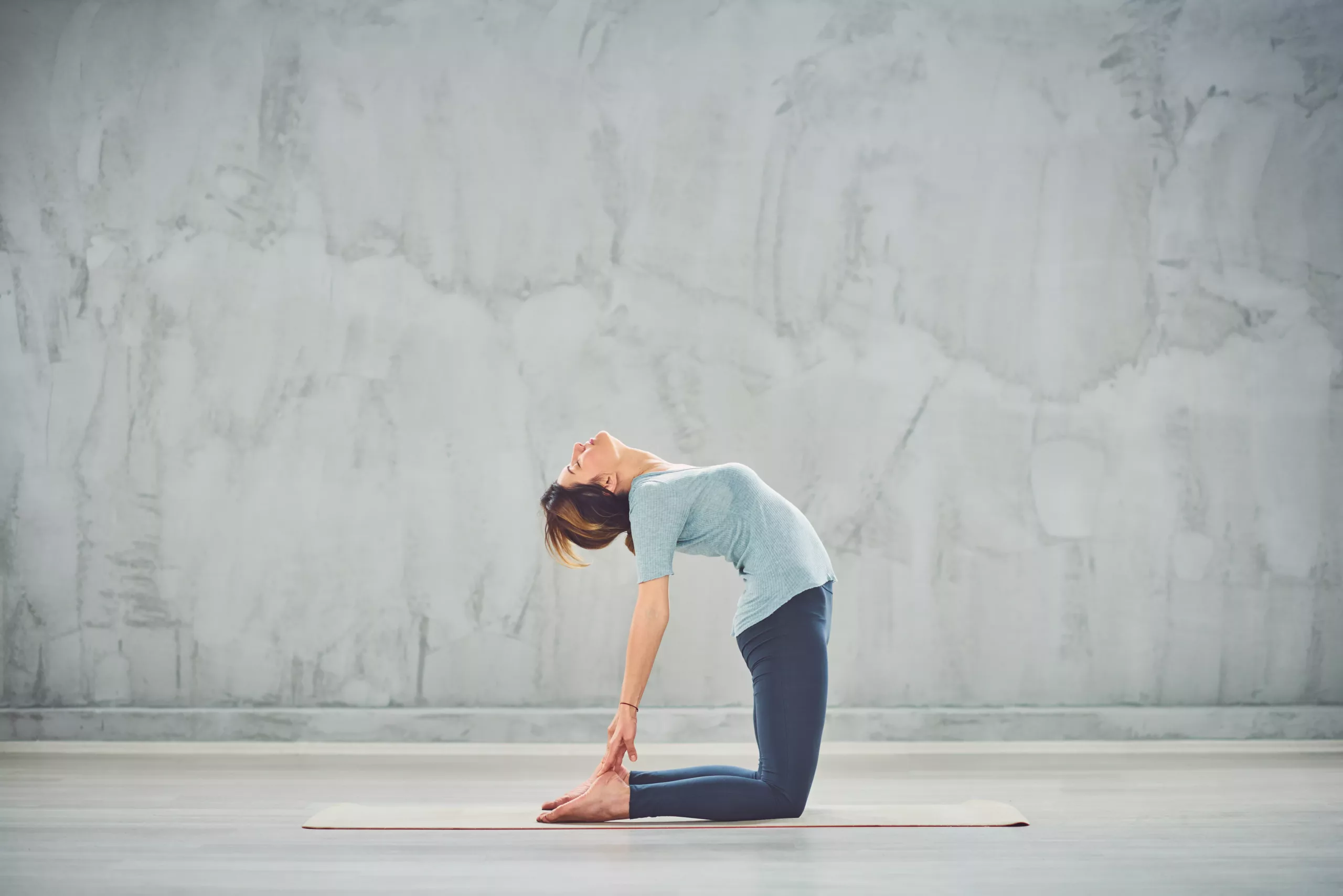 camel pose - posture du chameau-yoga-cours de yoga collectif-albi