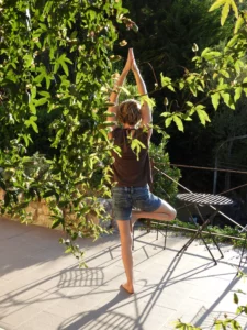 posture de l'arbre - yoga - Vrksasana - équilibre - stabilité