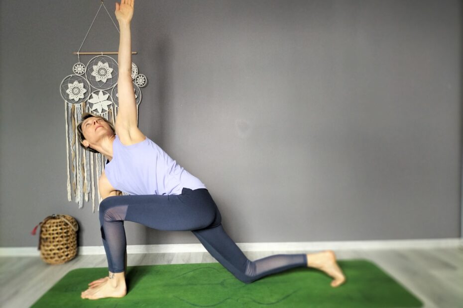fente en torsion - posture de yoga - albi - studio de yoga - hatha yoga