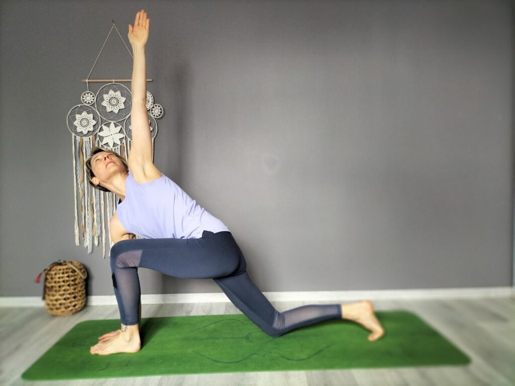 fente en torsion - posture de yoga - albi - studio de yoga - hatha yoga