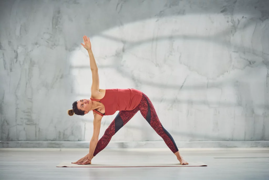 posture du triangle - TRIKONOSANA- yoga- cours de yoga albi- collectifs -personnalisés