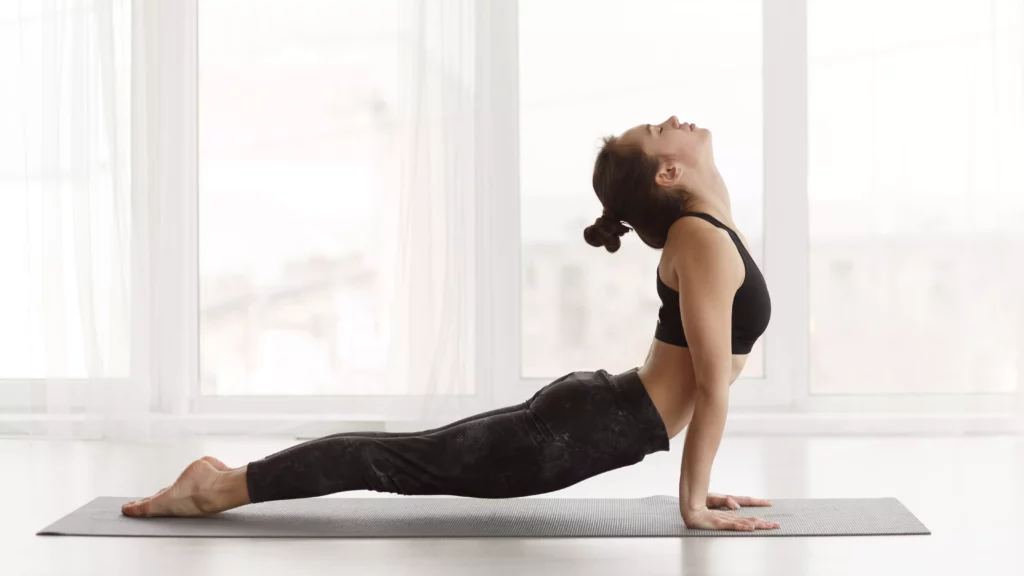 chien tete en haut - ouverture de corps - extension - yoga - colonne - cours collectifs- albi